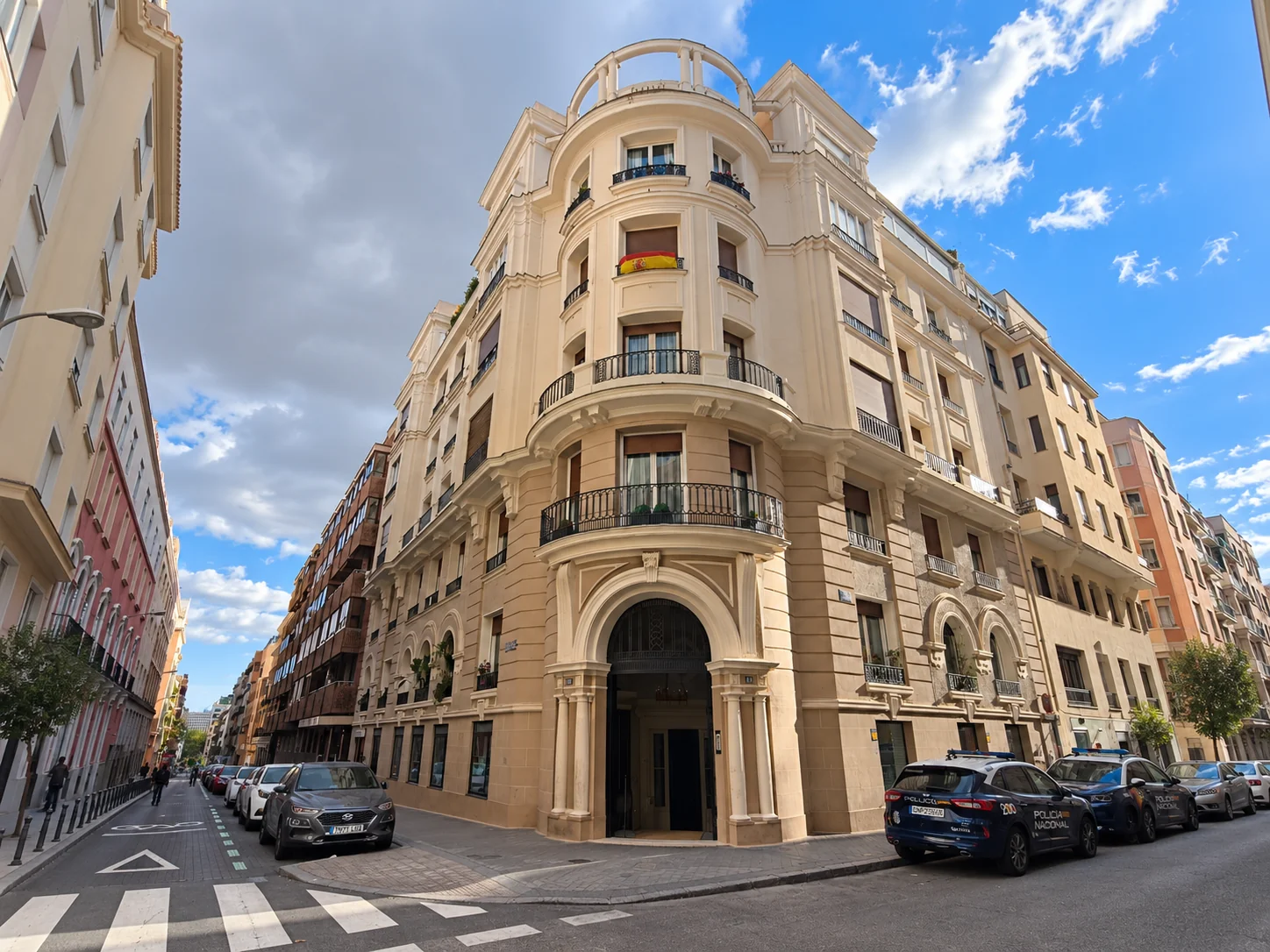Fachada de la clínica Dental Carriches en Madrid